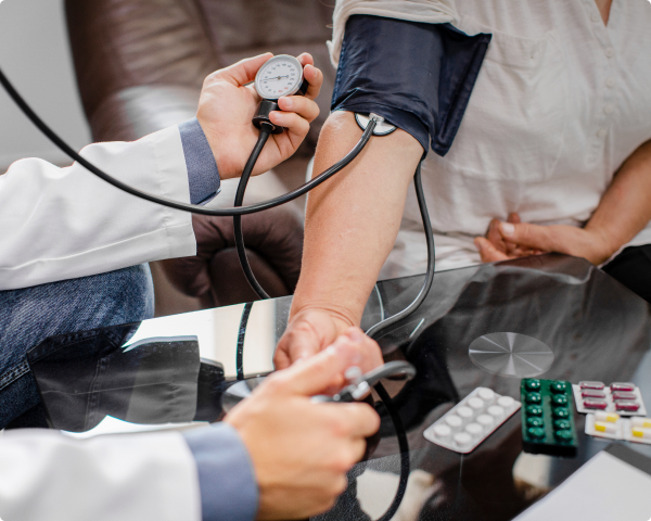 Врач меряет давление