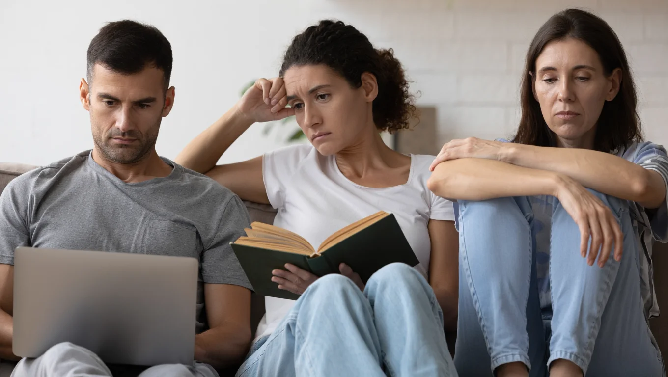 Мужчина и две женщины с разными стадиями алкоголизма